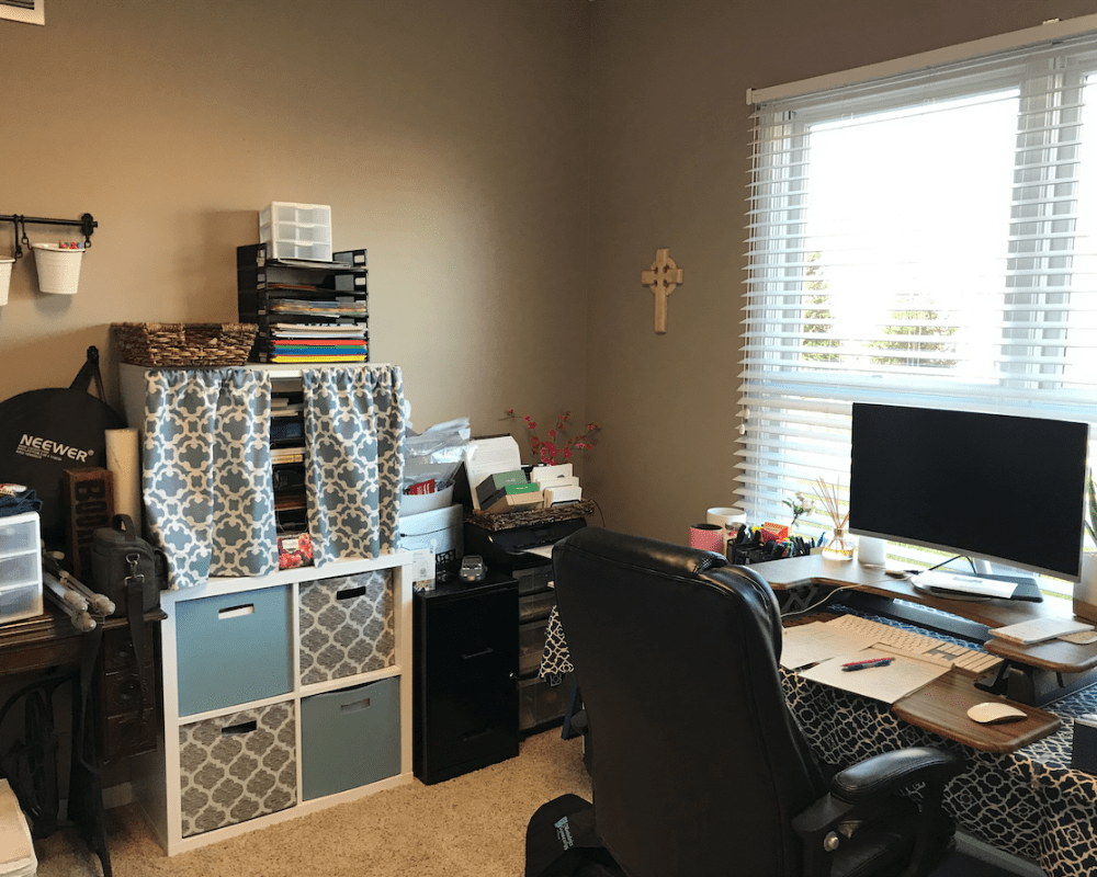 Looking for inspiration for your home office/craft room? My Home Office/Craft Room is complete! Come check out what I did in my final reveal, including a new light fixture, a statement ceiling, and all kinds of organization!