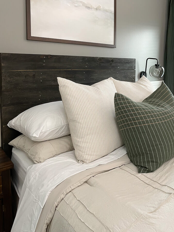 Wondering the best queen bed pillow arrangement? Learn how to arrange throw pillows on a bed with these helpful layering techniques. Read more here.