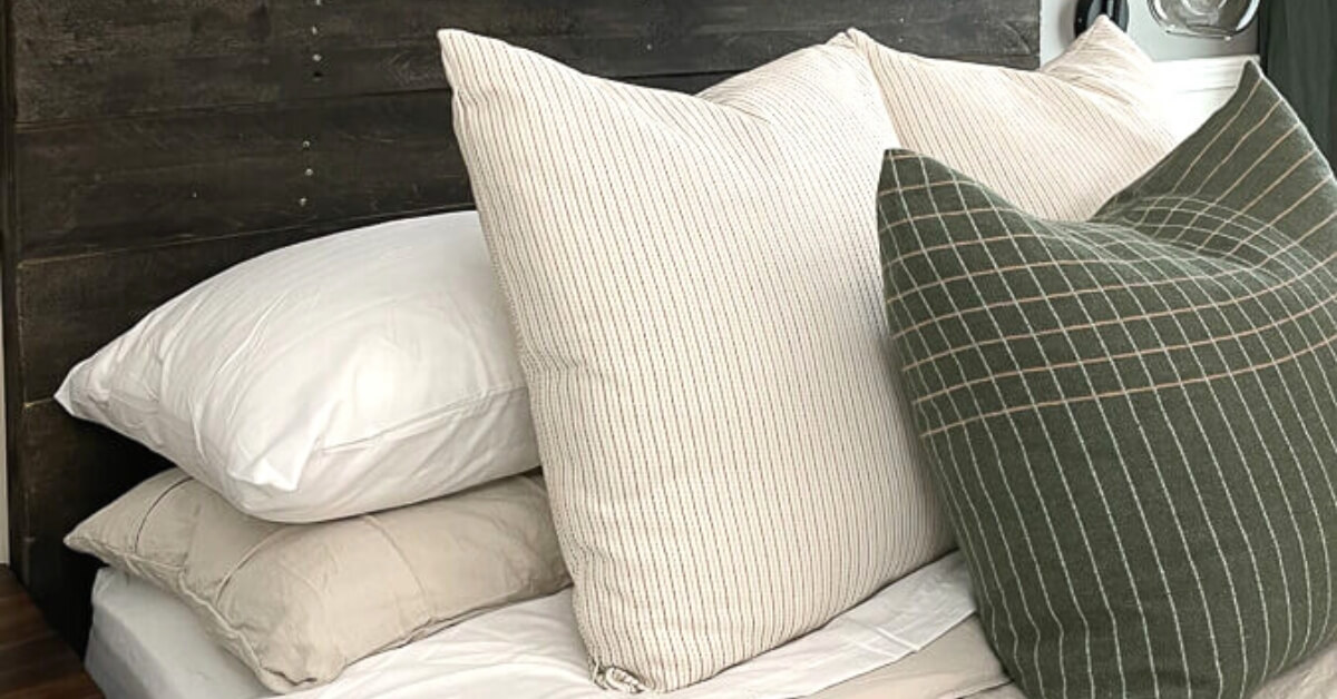 Wondering the best queen bed pillow arrangement? Learn how to arrange throw pillows on a bed with these helpful layering techniques. Read more here.
