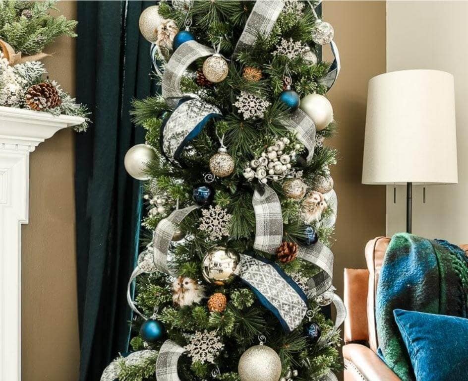 How to Fluff a Christmas Tree, According to a Pro Stylist