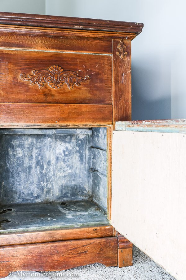 Old fashioned ice store chest